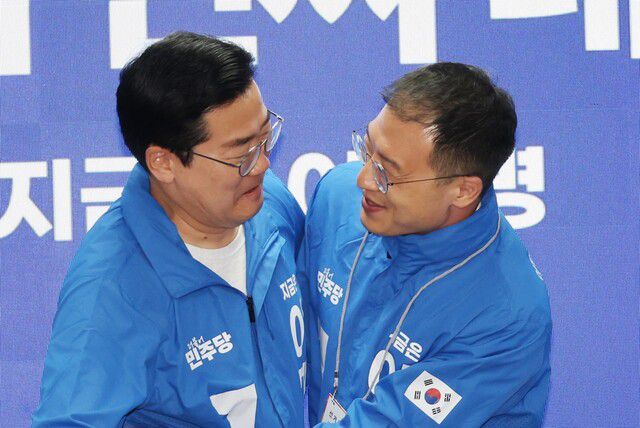 박찬대 더불어민주당 대표 직무대행 겸 원내대표(왼쪽)가 19일 서울 여의도 더불어민주당 당사에서 열린 중앙선거대책위원회에서 국민의힘을 탈당한 뒤 민주당에 입당한 김상욱 의원을 환영하고 있다. 연합뉴스