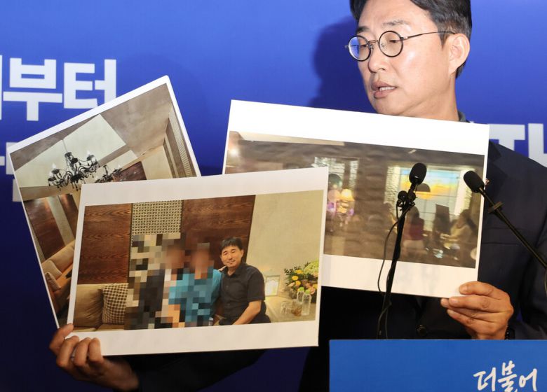 더불어민주당 노종면 선대위 대변인이 19일 서울 여의도 당사에서 “윤석열 전 대통령의 내란 혐의 사건 재판장인 지귀연 서울중앙지법 부장판사가 유흥업소에서 접대받았다”라는 의혹을 제기하며 관련 사진을 공개하고 있다. 연합뉴스