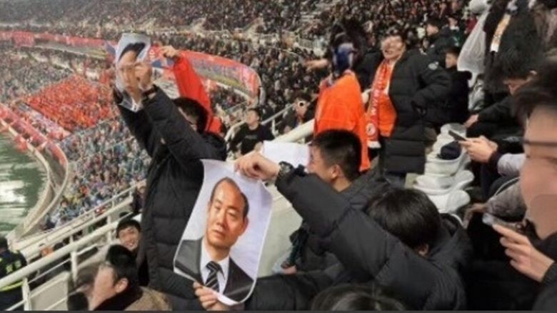 지난 2월11일 중국 산둥성 지난에서 열린 아시아축구연맹(AFC) 챔피언스리그 광주FC와 산둥 타이산 경기에서 중국 일부 팬이 전두환씨 사진을 들고 있다. 바이두 갈무리