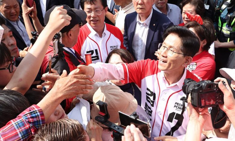 김문수 국민의힘 대통령 후보가 20일 서울 서초구 고속터미널 앞 광장에서 지지자들과 악수하고 있다. 윤운식 선임기자