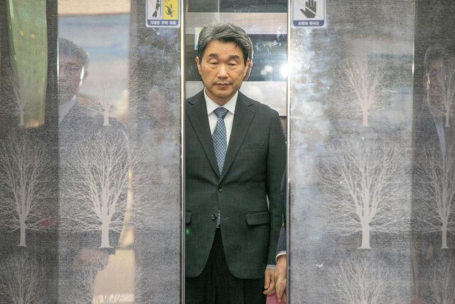 이주호 대통령 권한대행 부총리 겸 교육부 장관이 15일 서울 여의도 국회에서 우원식 국회의장을 접견하기 위해 의장실로 이동하고 있다. 국회사진기자단