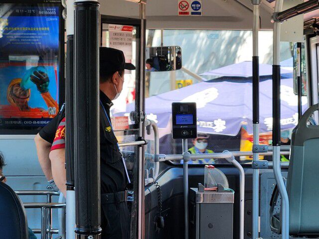 중국 베이징의 시내버스마다 붉은 완장을 찬 치안 담당자가 탑승해 승객들의 동태를 지켜본다. 베이징/박민희 선임기자