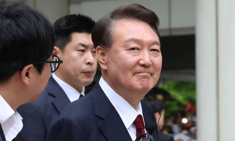 윤석열 전 대통령이 19일 서울 서초구 서울중앙지방법원에서 열린 내란 우두머리 혐의, 직권남용 권리행사방해 혐의 사건 4차 공판을 마친 후 법정을 나서고 있다. 사진공동취재단