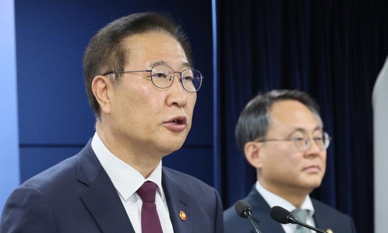 박성재 법무부 장관(왼쪽)과 고기동 행정안전부 장관 직무대행이 12일 서울 종로구 정부서울청사에서 제21대 대통령선거 관련 대국민 담화문을 발표하고 있다. 연합뉴스