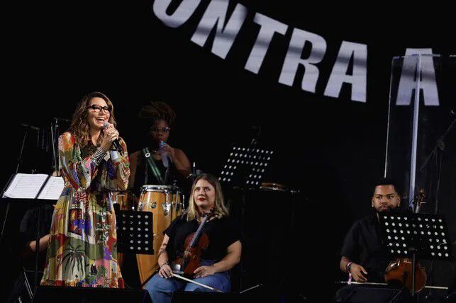 브라질 영부인 호잔젤라 다 시우바(왼쪽)가 16일(현지시각) 브라질 리우데자네이루에서 주요 20개국(G20) 정상회의에 앞서 열린 행사에서 연설하고 있다. 로이터 연합뉴스