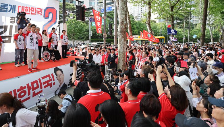 김문수 국민의힘 대선 후보가 20일 오후 서울 송파구에서 열린 ‘송파를 새롭게’ 유세에서 유권자들에게 지지를 호소하고 있다. 20250520