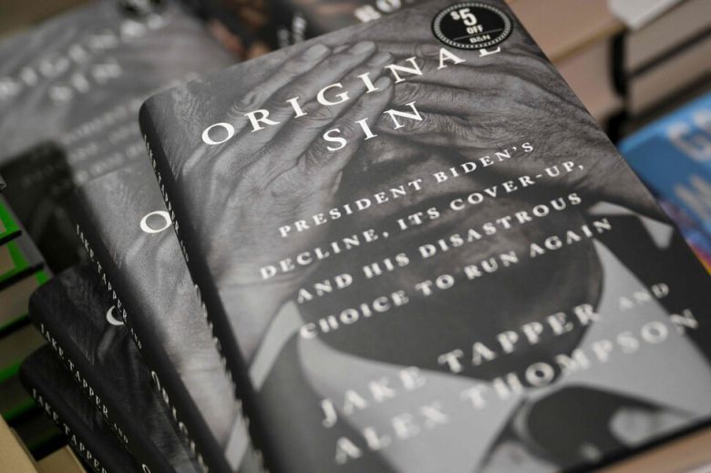 20일 미국 뉴욕시의 한 서점에서 제이크 태퍼와 알렉스 톰슨이 공동 집필한 ‘오리지널 신’이 진열돼있다. 뉴욕/AFP 연합뉴스