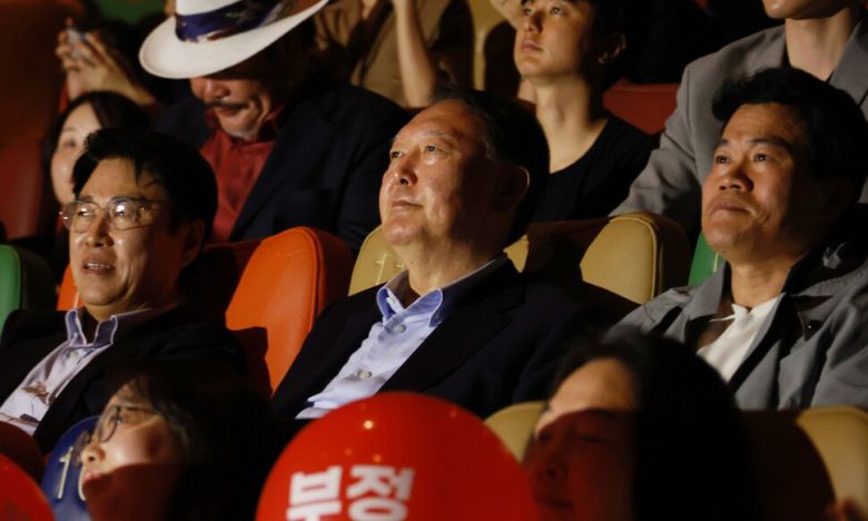 윤석열 전 대통령이 21일 오전 서울 중구 메가박스 동대문에서 전직 한국사 강사인 전한길씨 등과 부정선거를 다룬 영화를 관람하고 있다. 김혜윤 기자 unique@hani.co.kr