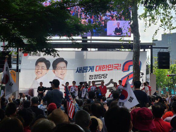 지난 20일 서울 송파구 유세 현장에서 김문수 국민의힘 대통령 후보의 유세 차량. 김해정 기자