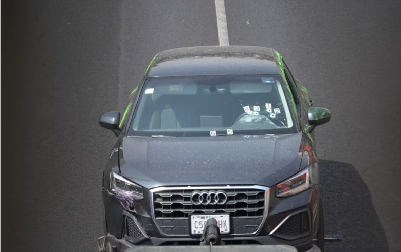 경찰이 총격을 당한 차량 앞유리에 남은 총알 자국에 숫자를 표시했다. 사진 엘파이스