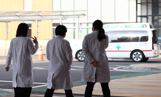 지난 1월19일 서울의 한 대학병원에서 의료진이 이동하고 있다. 연합뉴스
