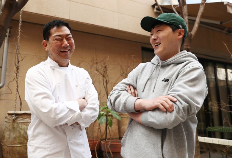 파인다이닝 레스토랑 ‘레스쁘아’를 운영하는 임기학 셰프(왼쪽)와 조광효씨가 음식 얘기를 하며 웃고 있다. 박미향 기자