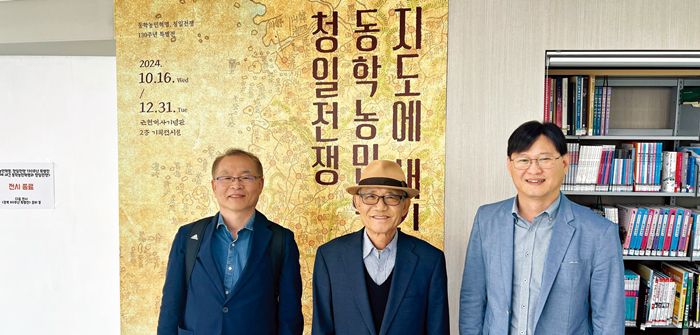 기획전시실 입구에서 기념사진을 찍는 신운용 교수(왼쪽부터), 윤경로 관장, 장원석 실장.
