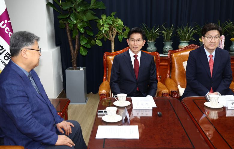 김문수 국민의힘 대선 후보가 지난 19일 서울 종로구 한국기독교회관을 방문해 김종혁 한국교회총연합 대표회장과 대화하고 있다. 공동취재단