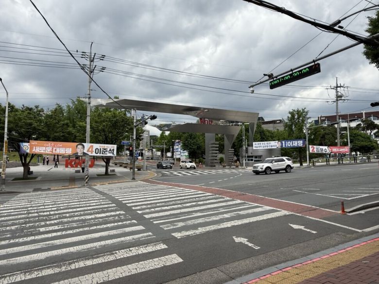 21일 찾아간 대구 북구 경북대학교 입구. 21대 대통령 선거에 출마한 후보들의 홍보 현수막이 걸려 있다. 손현수 기자