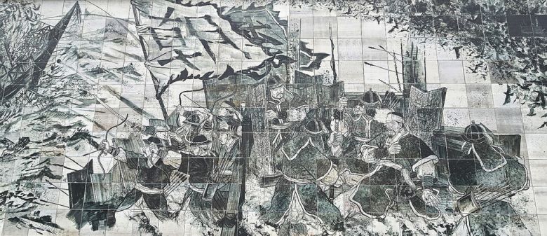 이순신 바다공원 광장 벽면의 타일 벽화. 이순신 장군이 전사하는 장면을 담고 있다.