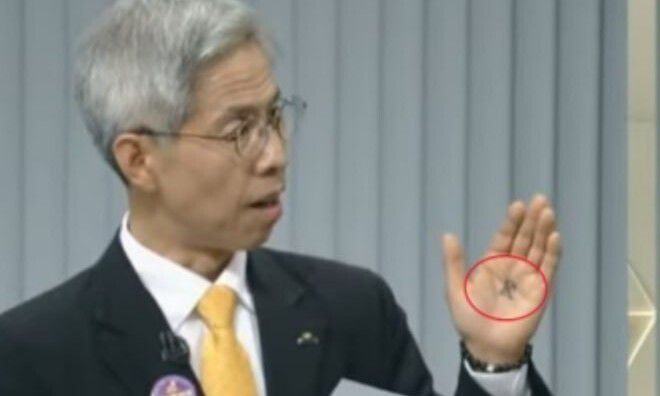 23일 티브이 토론회에서 권영국 민주노동당 대통령 후보 손바닥에 ‘백성 민’(民)이 그려져 있다. 유튜브 갈무리