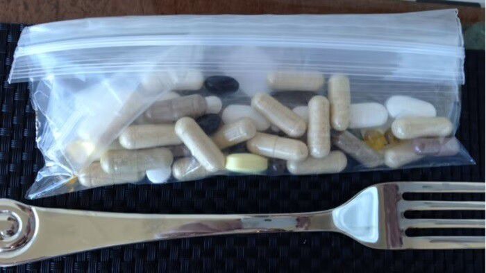 영생을 꿈꾸는 커즈와일이 아침에 먹는 영양제 30알. 파이낸셜 타임스에서 인용