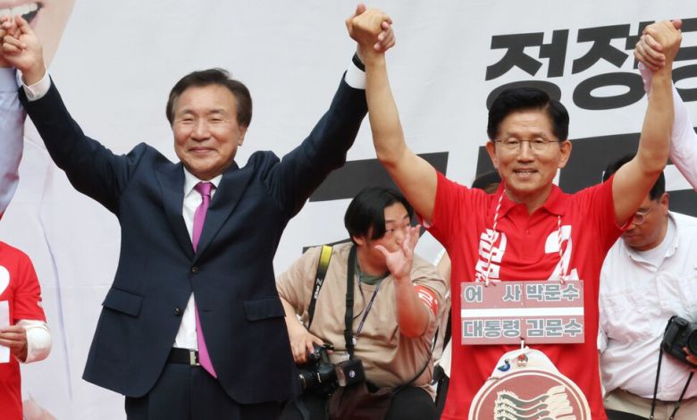 김문수 국민의힘 대통령 후보(오른쪽)가 22일 경기 광명시 철산로데오거리에서 열린 유세에서 손학규 전 바른미래당 대표와 함께 시민들에게 인사하고 있다. 공동취재사진