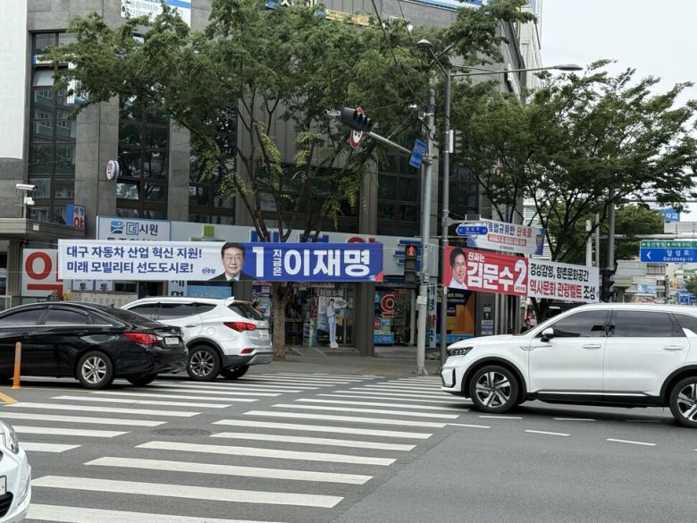 21일 대구 중구 국채보상로에 이재명 더불어민주당 대통령 후보와 김문수 국민의힘 후보의 지역 공약이 담긴 현수막이 걸려 있다. 손현수 기자