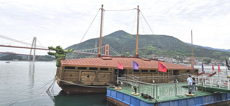 남해충렬사 앞바다를 지키는 거북선.