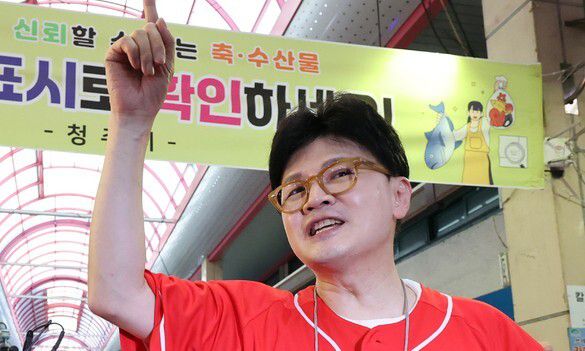 한동훈 전 국민의힘 대표가 22일 청주 육거리시장을 찾아 김문수 대선 후보의 지원 유세를 하고 있다. 연합뉴스