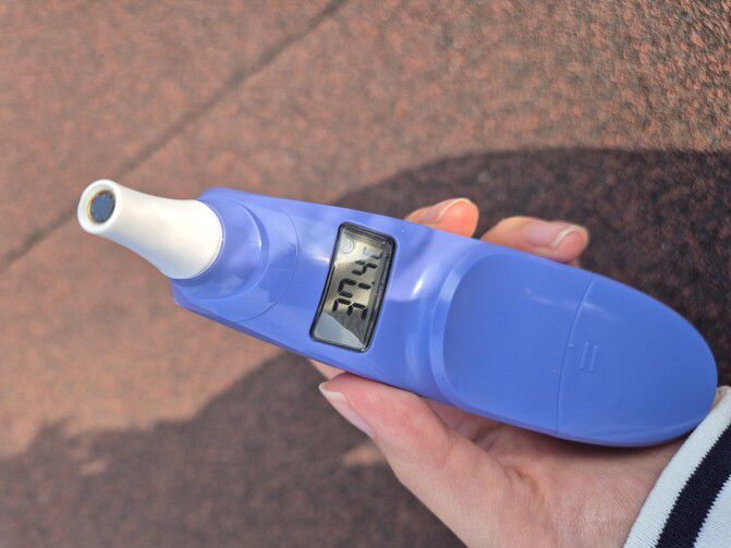 2025년 5월11일 오후 5시께 취재진이 옥상 온도를 재 보니 37.4도로 측정됐다. 신다은 기자