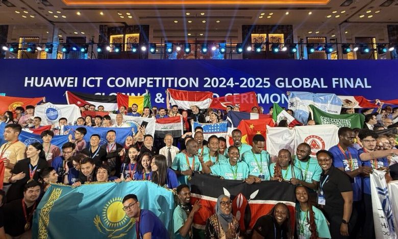 지난 24일 오후 중국 광둥성 선전 샹그릴라호텔에서 9회를 맞는 ‘화웨이 아이시티(ICT·정보통신기술) 대회’ 결선 시상식이 열렸다. 이번 대회에 100여개 나라, 21만명의 학생이 참가했다. 선전/이정연 특파원