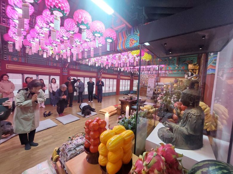 부처님 오신 날인 지난 5일 불자들이 충남 서산 부석사 설법전 유리장 안에 봉안된 금동관세음보살좌상 앞에서 고개 숙이며 배례하고 있다. 노형석 기자