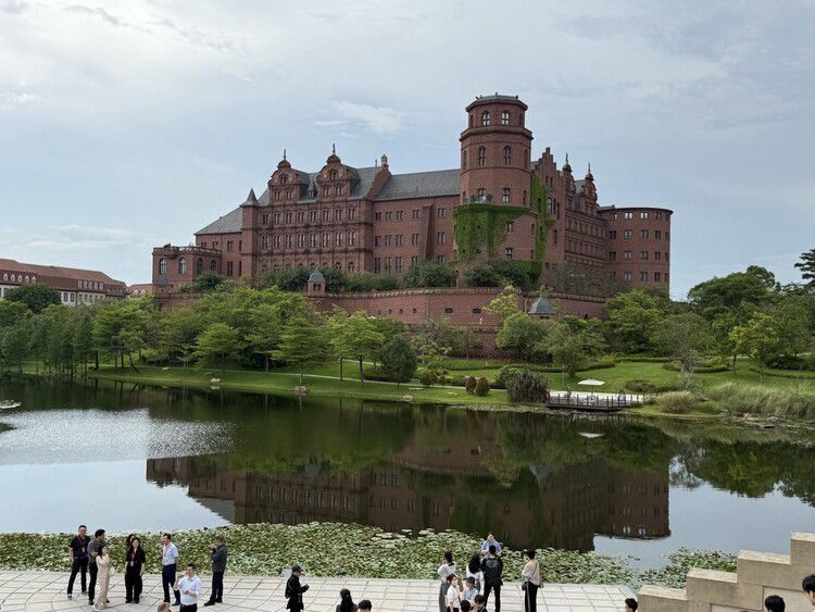 화웨이가 중국 광둥성 선전에 연 연구개발(R&D)센터인 둥관 캠퍼스는 유럽풍 건축물들로 꾸며져 있다. 선전/이정연 특파원