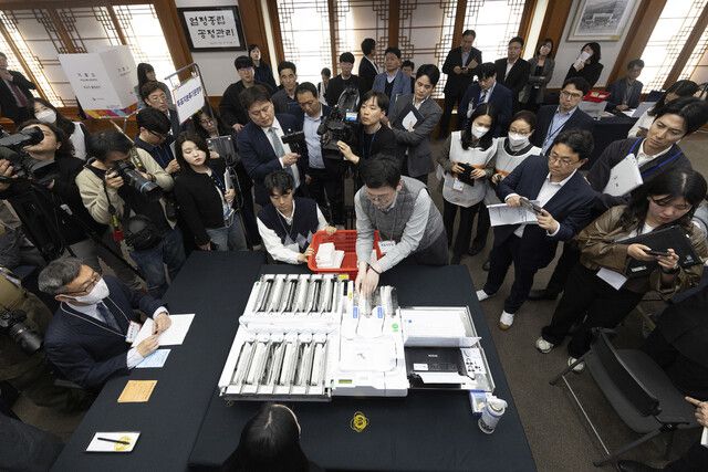 지난 10일 오후 경기 과천시 중앙선거관리위원회에서 열린 제21대 대통령 선거 투·개표 절차 시연회에서 선관위 직원들이 투표지 분리기로 시연을 하고 있다. 공동취재사진