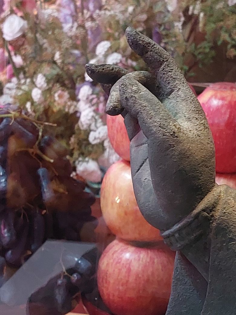 들어올린 금동관세음보살좌상의 오른쪽 손 부분. 불에 그을리고 곳곳이 벗겨져 마치 화상을 입은 듯한 느낌을 준다. 불상이 방화 등의 약탈 상황에서 옮겨졌을 가능성을 짙게 하는 방증·근거라고 할 수 있다. 부석사 설법전에 봉안됐을 당시 확대 촬영한 모습이다. 노형석 기자