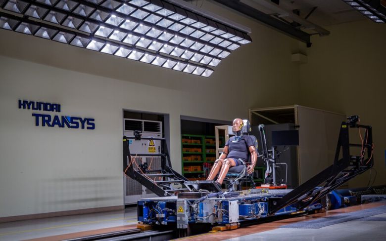 현대트랜시스 동탄시트연구센터 내 슬레드 시험 시설 모습. 이 시험은 충돌 상황을 재연해 인체에 가해지는 충격 데이터를 분석하는 시험이다. 현대트랜시스 제공