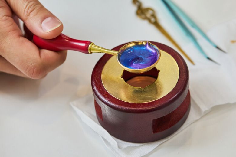 `멜팅 스푼\'에 왁스 조각을 올리고 녹이는 과정. 염서정 스튜디어 어댑터