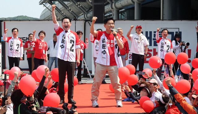 김문수 국민의힘 대선후보가 25일 충남 보령시 대천역 광장 앞에서 선거 유세에 나서고 있다. 공동취재사진