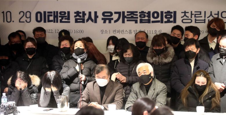 10·29 이태원 참사 유가족협의회가 2022년 12월10일 오후 서울 중구 한 식당에서 창립 기자회견을 열어 정부에 희생자들의 명예 회복과 철저한 진실 규명, 책임자 처벌을 촉구하고 있다. 협의회는 참사 희생자 97명의 유가족 170명으로 구성됐다. 김경호 선임기자 jijae@hani.co.kr