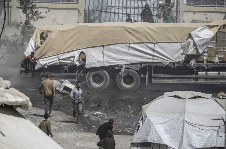 25일(현지시각) 인도주의 물품을 실은 구호 트럭이 알 라시드 도로를 따라 가자시티로 진입하고 있다. 가자시티/EPA 연합뉴스