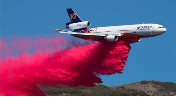 미국 산불 진화에 활용되는 고정익 항공기 ‘맥도널 더글러스’(DC-10). 담수량은 약 3만5000 리터이다. 누리집 갈무리