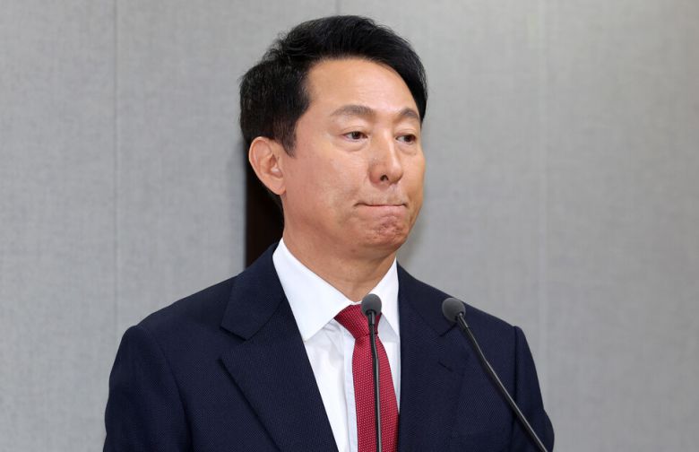 오세훈 서울시장이 26일 오전 서울 중구 시청 브리핑룸에서 초고령사회 대응 종합계획 ‘9988 서울 프로젝트’를 발표한 뒤 취재진의 질문을 듣고 있다. 김영원 기자 forever@hani.co.kr