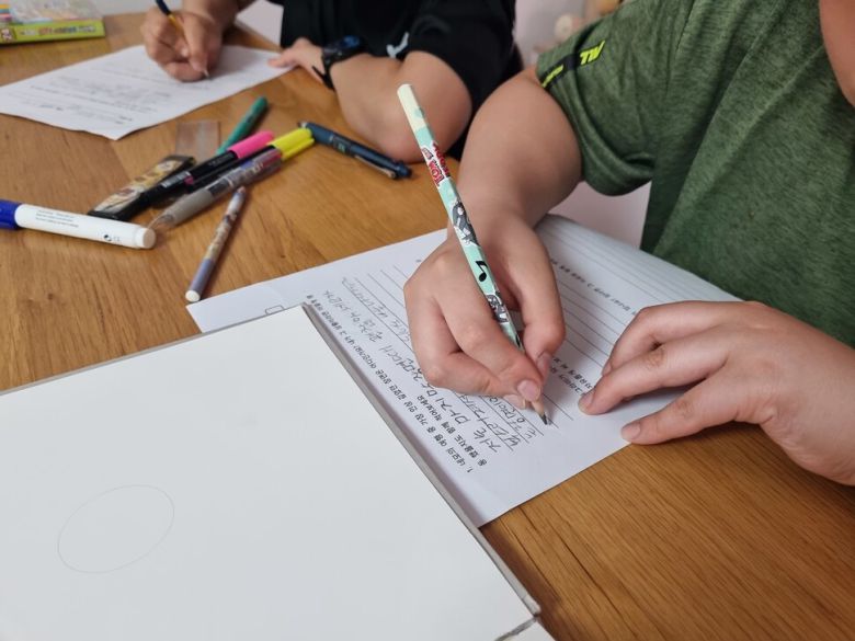 한순호씨의 자녀 민서와 친구들이 독서 글쓰기를 하는 모습. 한순호씨 제공