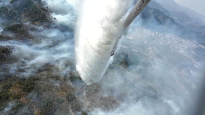 지난 4월 산림청 초대형 헬기 ‘S-64’가 물을 투하해 강원 인제군에서 발생한 산불을 진화하고 있다. S-64의 담수량은 8000리터다. 기후위기기록단