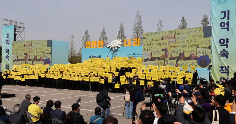 ‘세월호 참사 9주기 기억식’이 2023년 4월16일 오후 경기도 안산시 단원구 화랑유원지에서 열려 4·16합창단과 시민합창단원 304명이 희생자 304명의 이름이 적힌 종이 팻말을 들고 공연을 하고 있다. 행사에는 10·29 이태원 참사 유가족과 스텔라데이지호 실종자 가족 등도 참석했다. 김혜윤 기자 unique@hani.co.kr