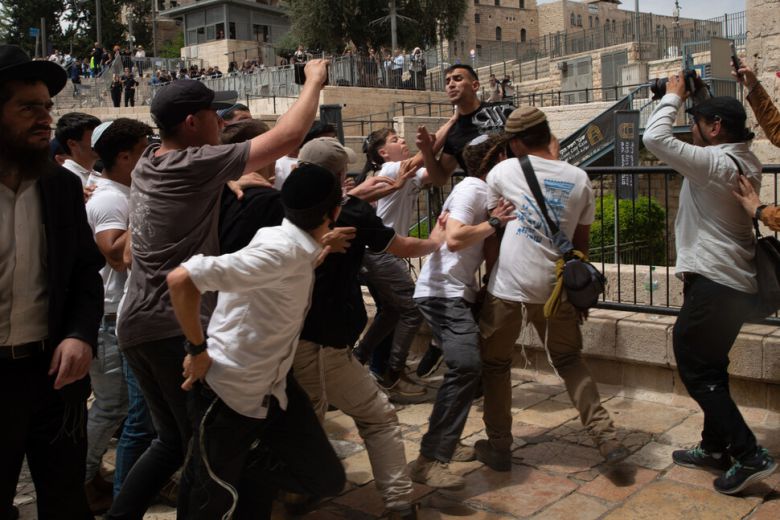 26일(현지시각) 예루살렘 구시가지에서 이스라엘 극우 시위대와 팔레스타인 남성들이 충돌했다. 예루살렘/신화 연합뉴스