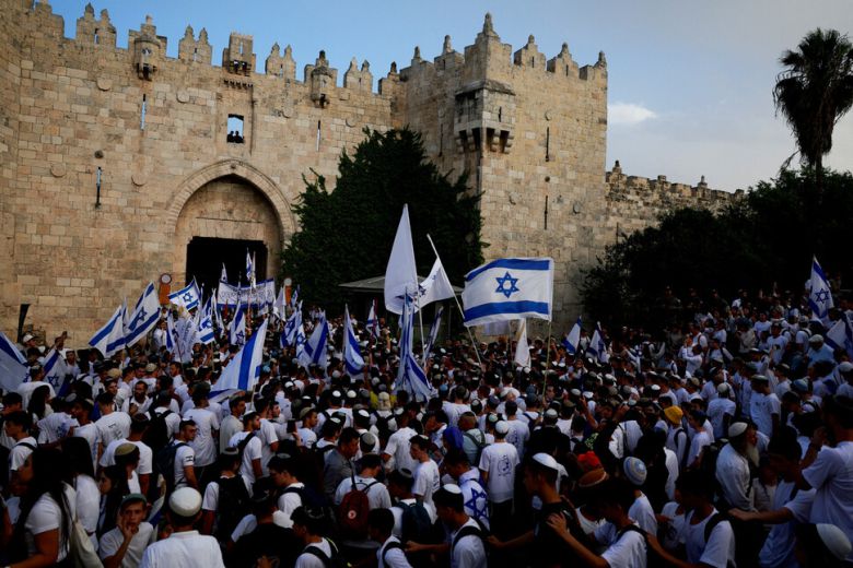 26일(현지시각) 이스라엘 예루살렘에서 다마스쿠스 문 옆에서 구시가지로 가기 위해 이스라엘 우익 세력들이 깃발을 들고 모여들고 있다. 예루살렘/로이터 연합뉴스