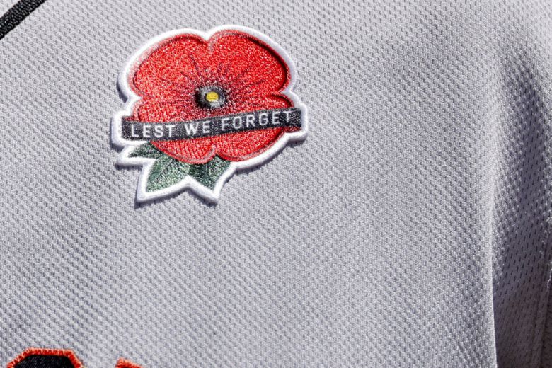 27일(한국시각) 미국 디트로이트 코메리카파크에서 열린 2025 메이저리그(MLB) 디트로이트 타이거스와 방문 경기에 출전한 이정후(샌프란시스코 자이언츠)의 가슴에 달린 메모리얼 데이 기념 패치. ‘Lest We Forget\'(우리가 잊지 않도록)이라는 문구가 새겨져 있다. 디트로이트/AFP 연합뉴스