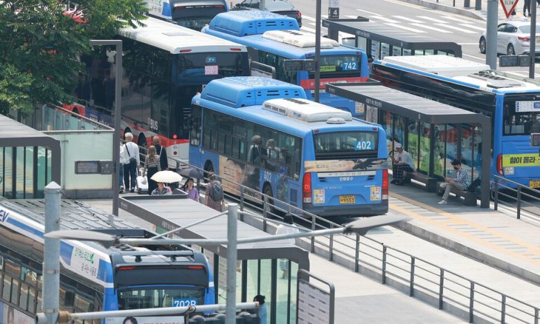 27일 서울역버스환승센터에서 시내버스가 오가고 있다. 연합뉴스