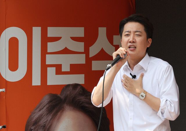 이준석 개혁신당 대통령 후보가 28일 낮 서울 영등포구 여의도공원에서 산책 유세에 나서 지지를 호소하고 있다. 백소아 기자 thanks@hani.co.kr