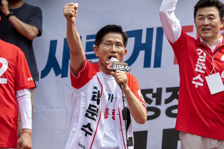 김문수 국민의힘 대선 후보가 28일 오후 경남 양산시 이마트 양산점 앞에서 시민들에게 지지를 호소하고 있다. 공동취재사진