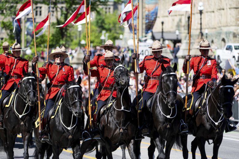 캐나다 왕립 기마경찰대가 27일 캐나다 상원으로 향하는 찰스3세 국왕을 호위하고 있다. 오타와/AP연합뉴스