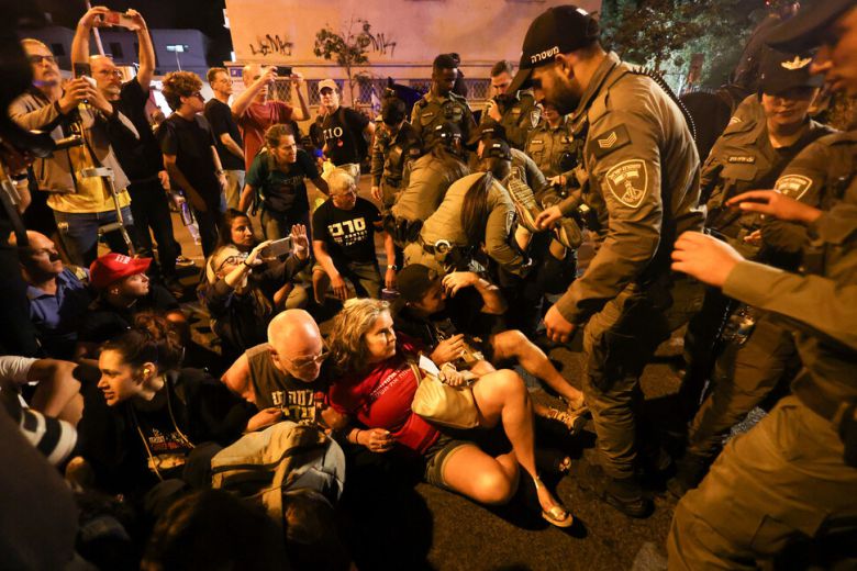 28일 이스라엘 텔아비브의 리쿠드당 본부 밖에서 시위대가 가자 전쟁 600일을 맞아 가자 전쟁 당시 가자지구로 끌려간 인질 석방을 촉구하는 반정부 시위를 벌이고 있다. 텔아비브/가자 연합뉴스